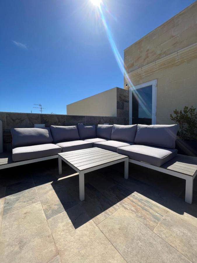 8 Bedroom House With Pool * Sliema